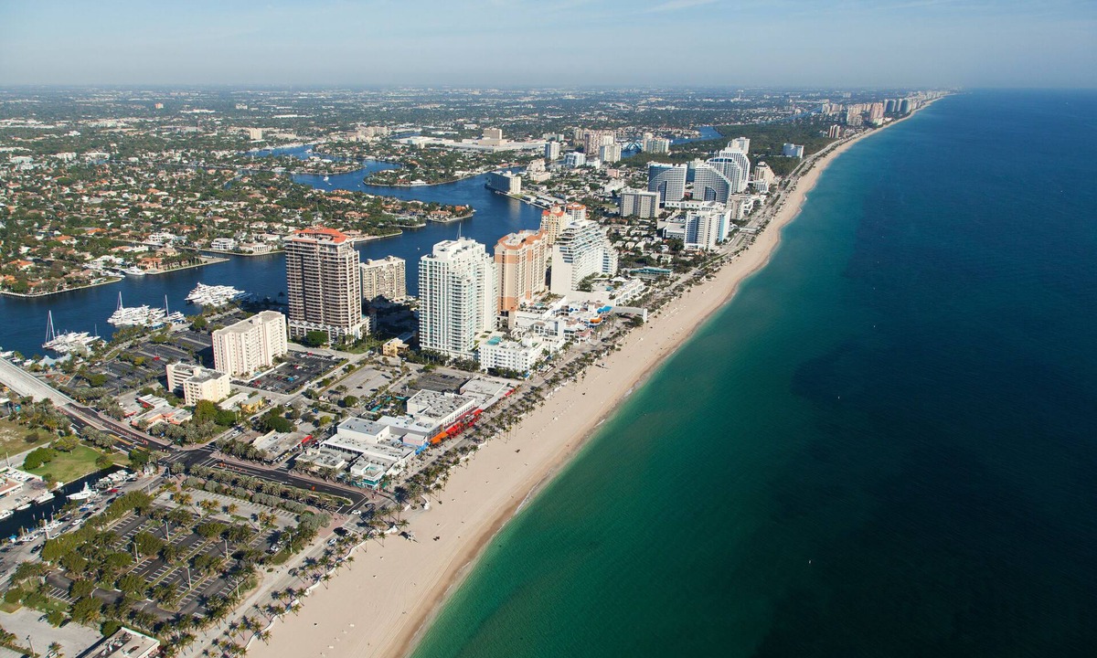 Dolphin Isles House | Fantastic Location sleep 9 with 7 beds a short walk from the ocean!