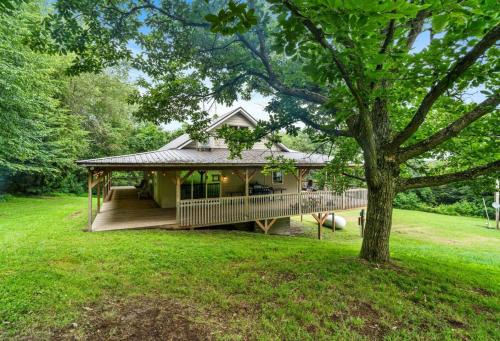 Brush Valley House | Fawn Hollow Retreat King bed game room BBQ