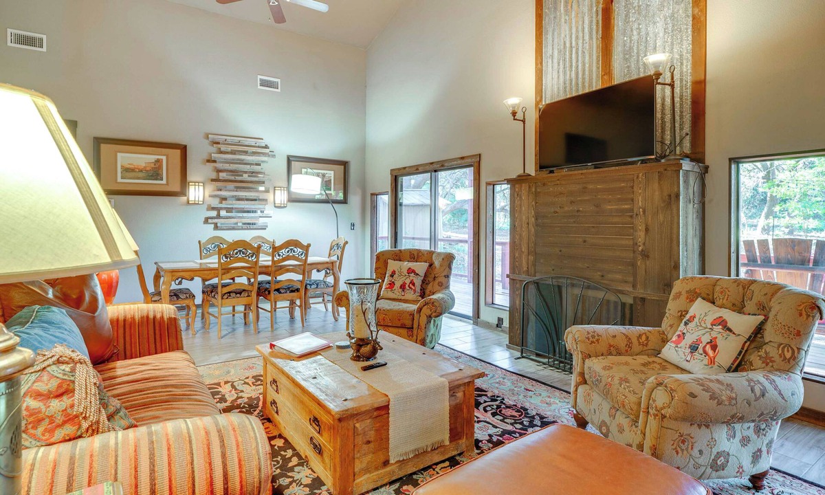 San Antonio Cabin | Fire Pit, Peaceful Porch! Family Cabin By Old Town