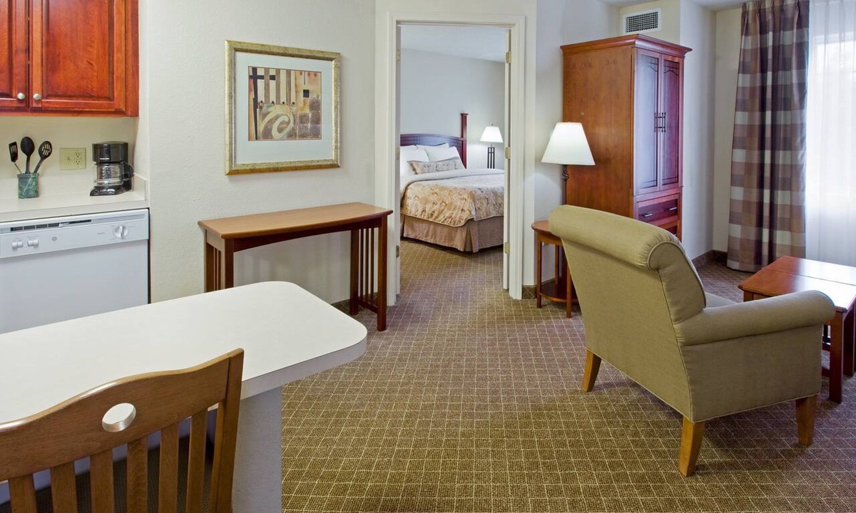 Cranbury Condo | Free Breakfast Buffet. Great for Groups + Only 30 Min from Six Flags!