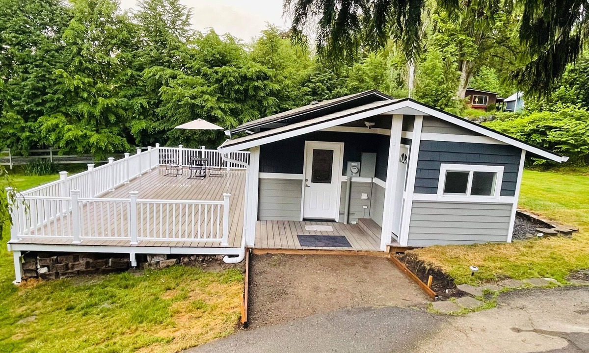 Cottage Lake House | Freshly remodeled guest house in winery Woodinville