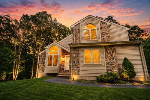 Bushkill House | Harmony Hill Stylish 4bd Mountain Retreat, Hot Tub, Games