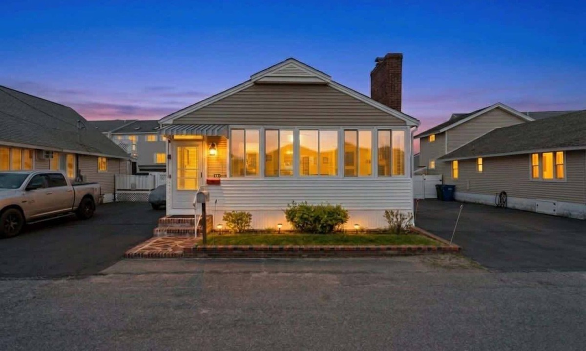 Hampton House | Harris Ave Hideaway | Harbor Deck | Walk to Beach