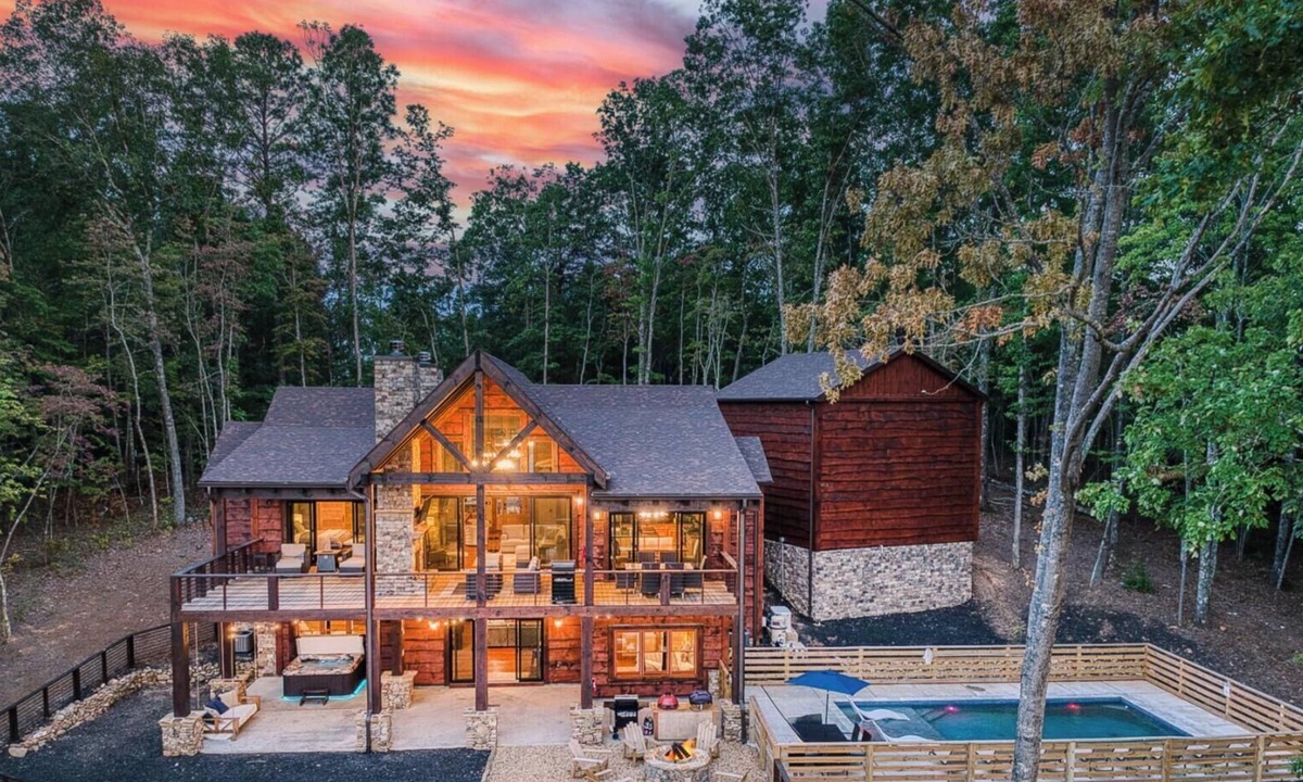 Mineral Bluff Cabin | Heated Pool, Views, Sauna & Cold Plunge, 5 Kings, Hot Tub, Peloton & Playground