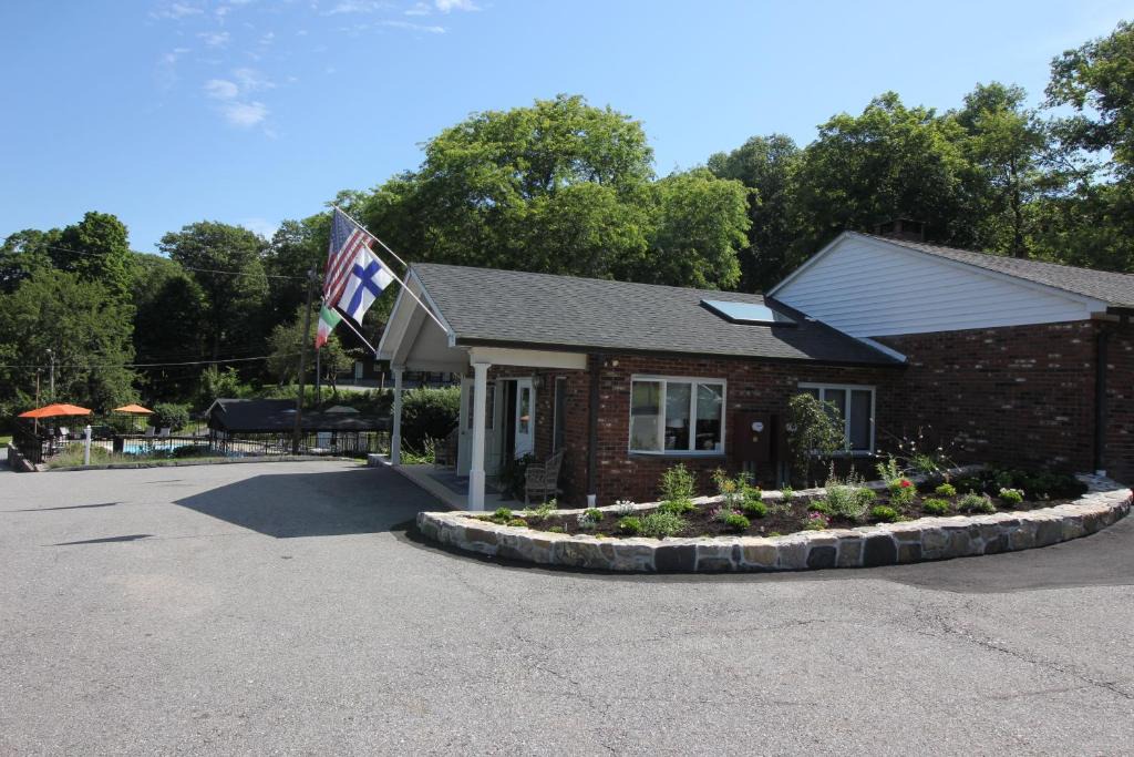 Brewster Hotel | Heidi's Inn