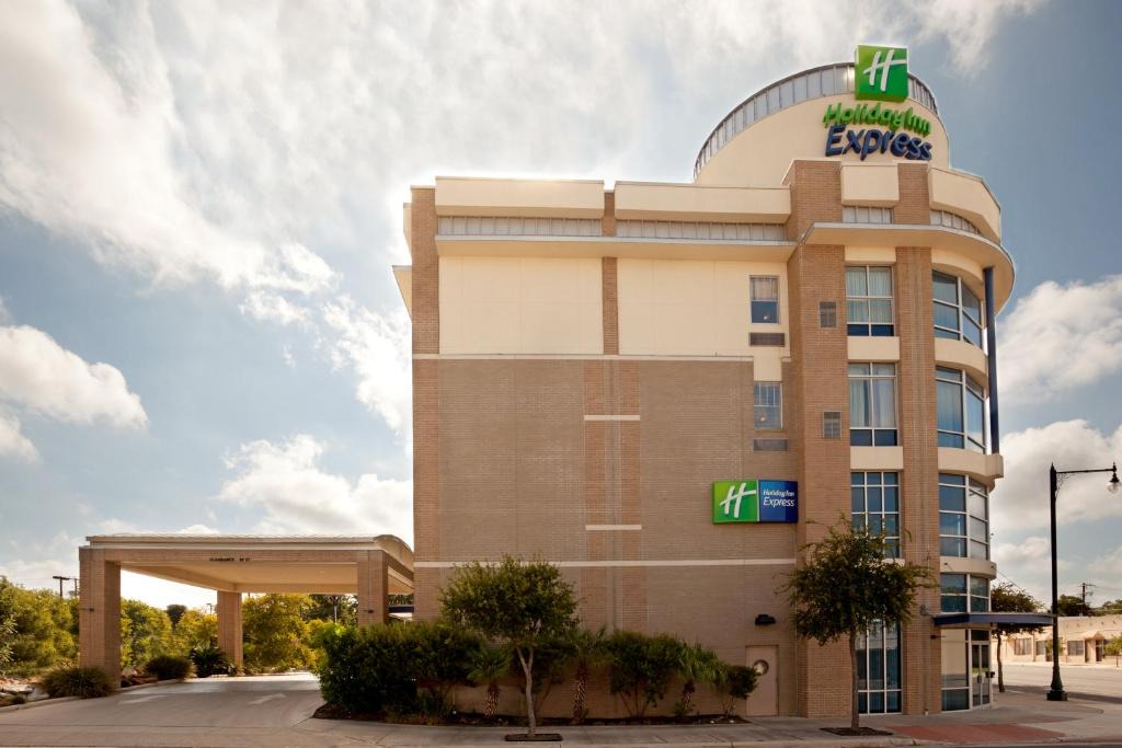 Near East Side Hotel | Holiday Inn Express Hotel & Suites San Antonio - Rivercenter Area by IHG