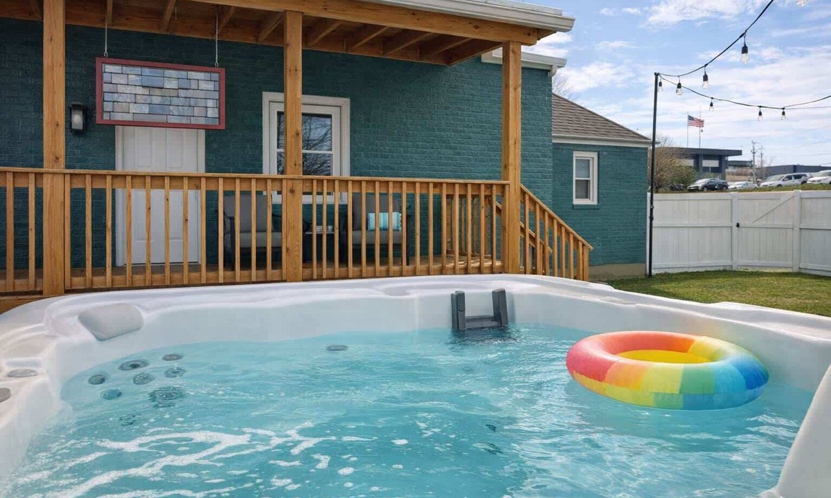 Bristol House | Honeybee Hot Tub, Fire Pit and Walk to Casino