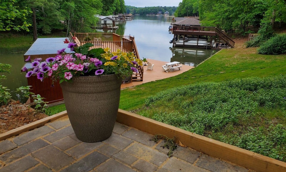 Macon House | Hook Wine & Sinker | Peaceful Cove