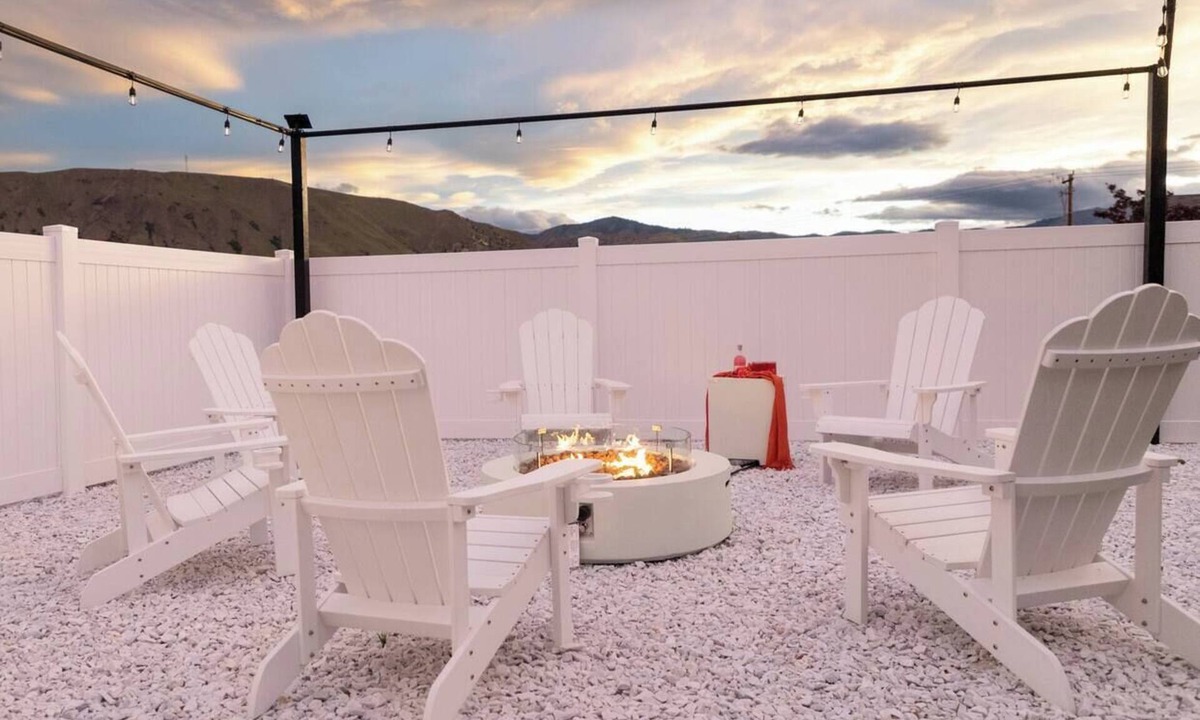 East Wenatchee House | HotTub-Fire Pit-Outdoor Dining-EV Charger