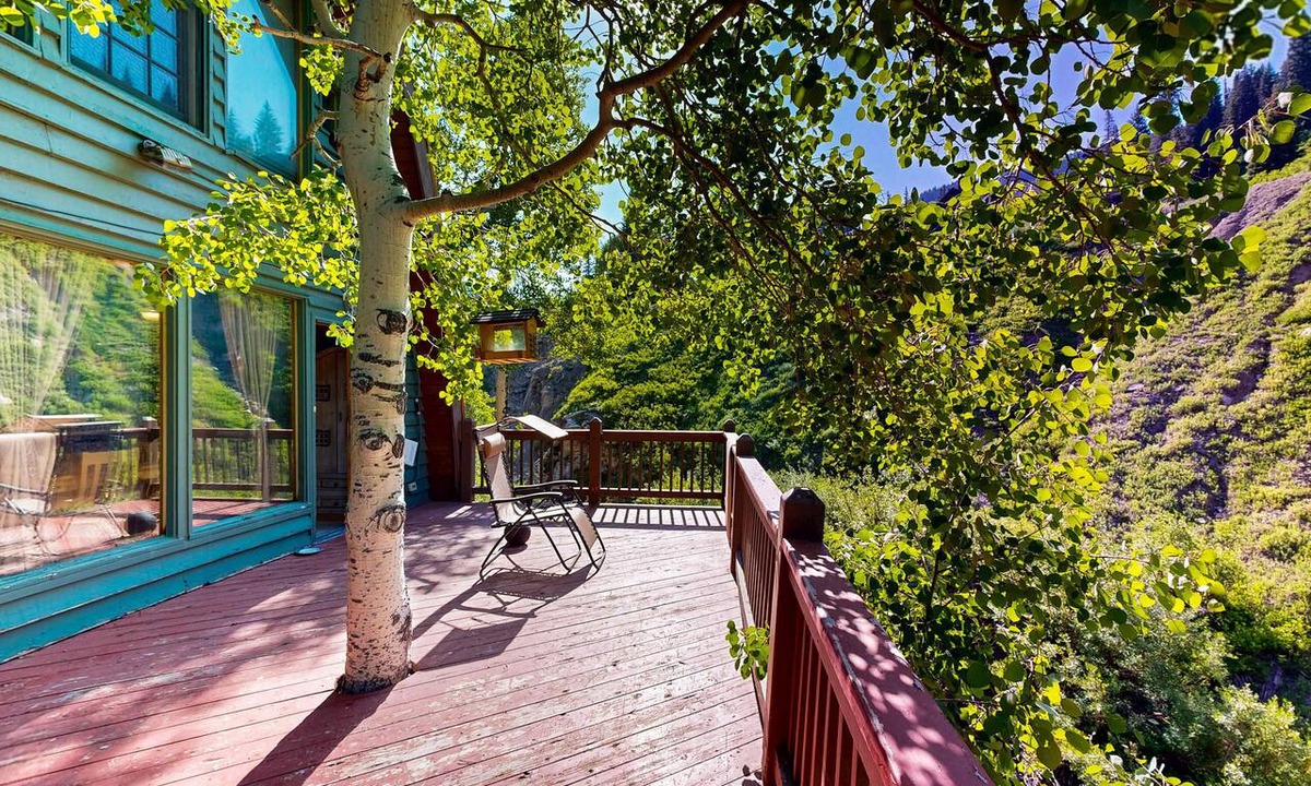Salt Lake Mountain Resorts Cabin | Iconic creekside mountain home with hot tub, fireplaces, balcony & amazing views