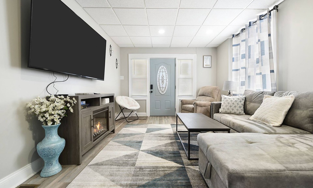 Pittsburgh House | Inclination Vacation: Renovated Luxe 5BR/3.5BA Home, 8 mins to Downtown
