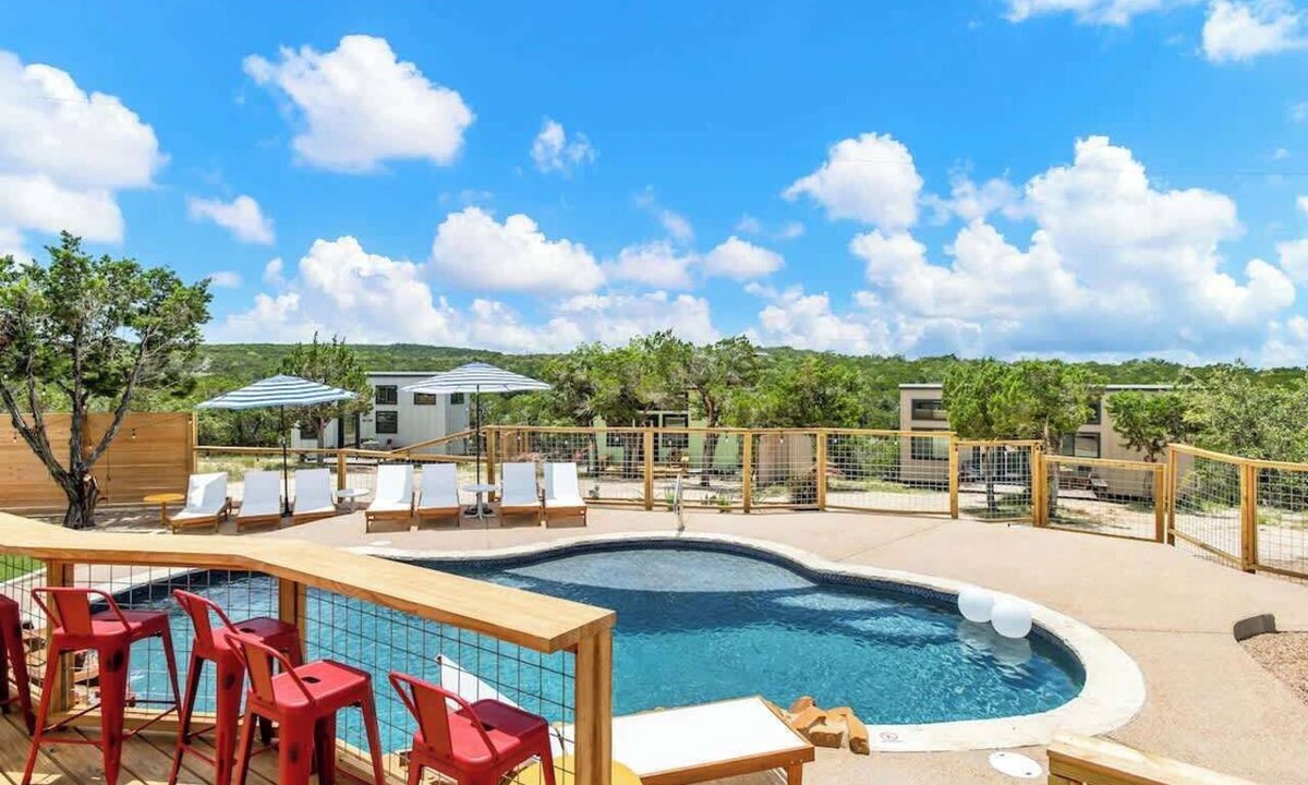 Dripping Springs House | Infinity Ranch–Resort Oasis for 16 Pool Pets Vibes
