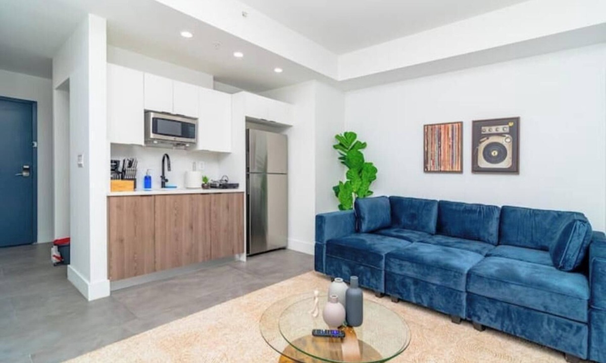 East Little Havana Apartment | King Bed brand new safe Oasis minutes to Brickell