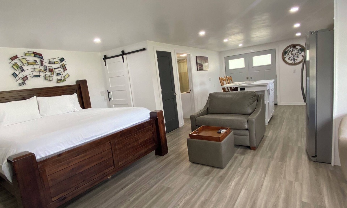 Cocoa House | King Size Bed Studio Apartment With Screen Room