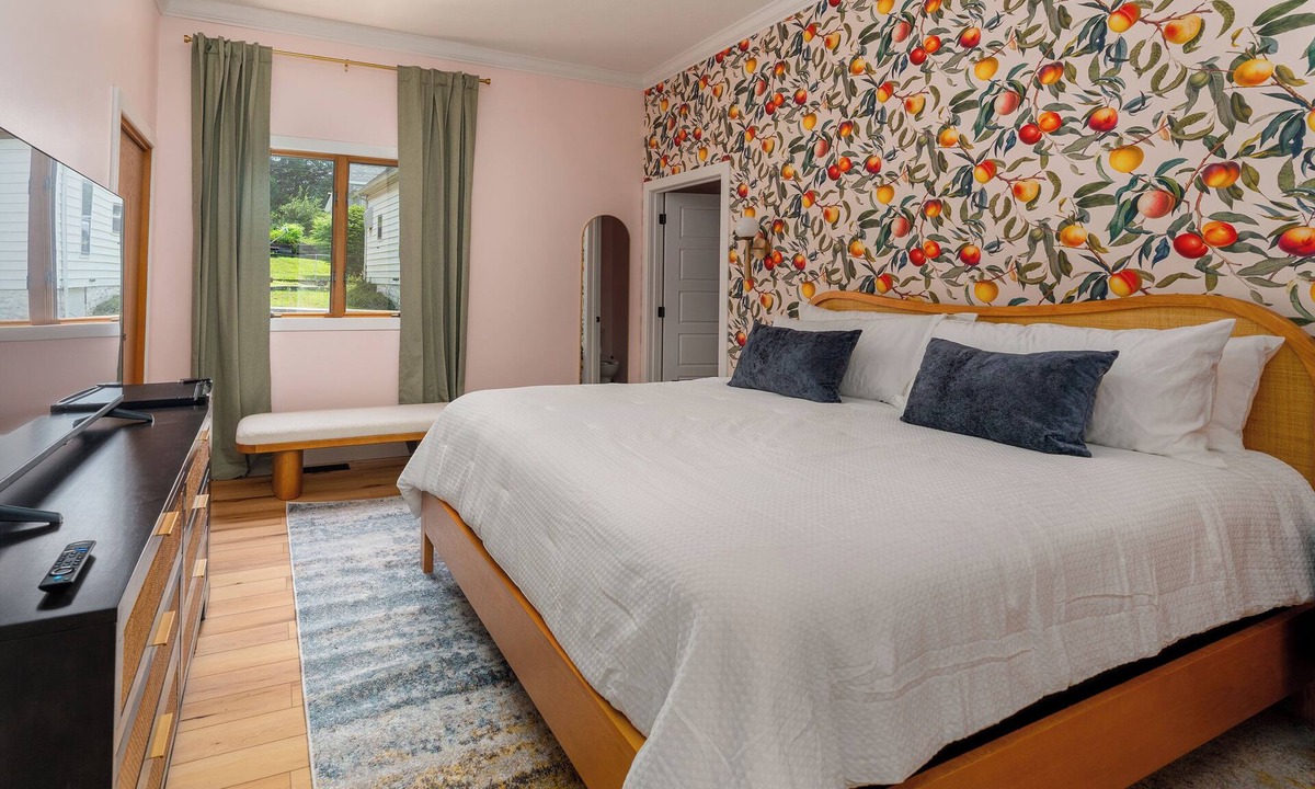 Cobden Hotel | King Suite, Hot Tubs, Cobden