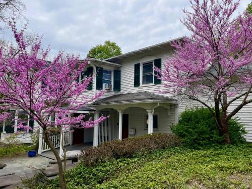 White Mills Bed & Breakfast | Lake Wallenpaupack The Garden Suite at Twin Oaks