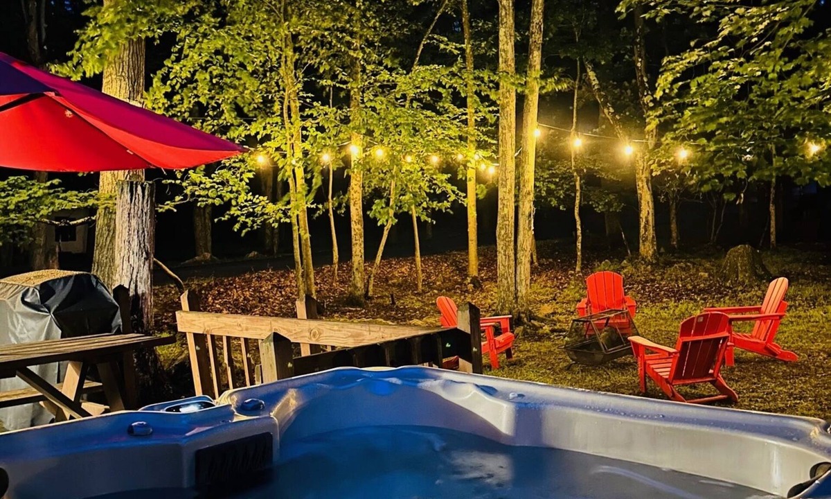 Lake Harmony Estates Cabin | Lakeview Lodge Hot Tub Fire Pit Paddle Board Walkable to the Lake & Restaurants.