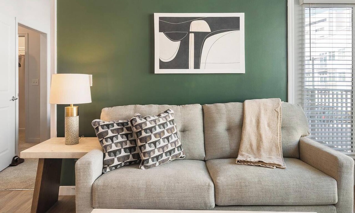 Tarpon Springs Apartment | Landing | Modern 2BD, Clubhouse