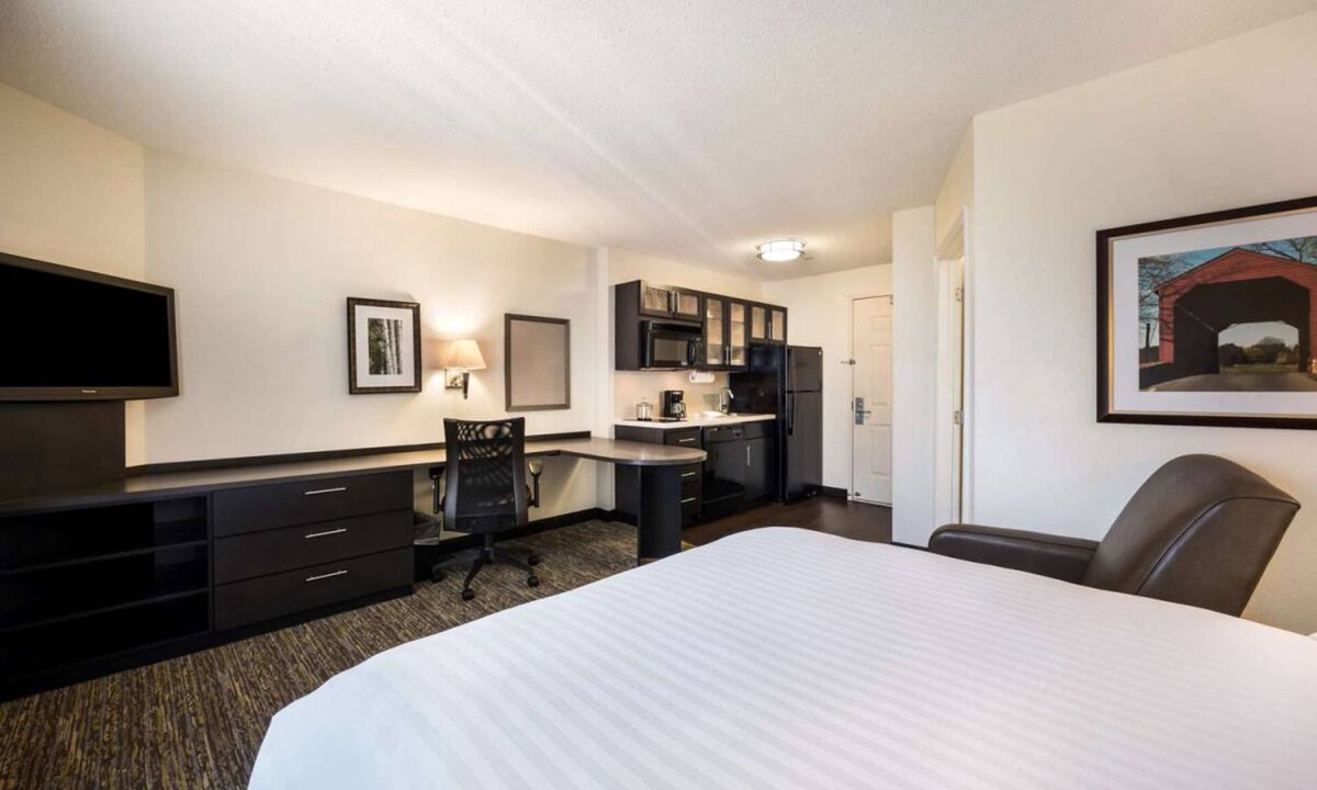 Earth City Hotel | Large Accommodation with Full Kitchen! Near Lambert St Louis Int'l Airport!