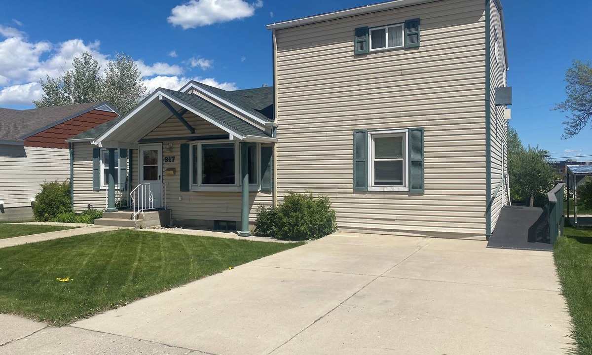 Helena House | Large home by Carroll Great Northrn Downtown & Civic Center, family/pet friendly