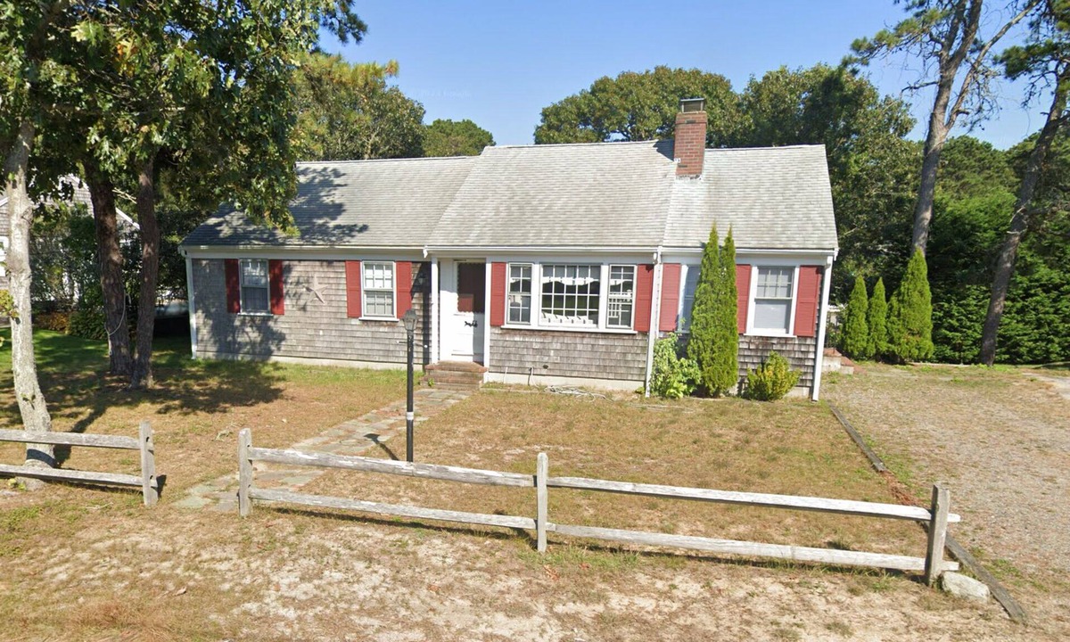 West Dennis Cottage | Last minute Cape cod rental Bikes, Beach ,ac ,laundry ,ping pong table