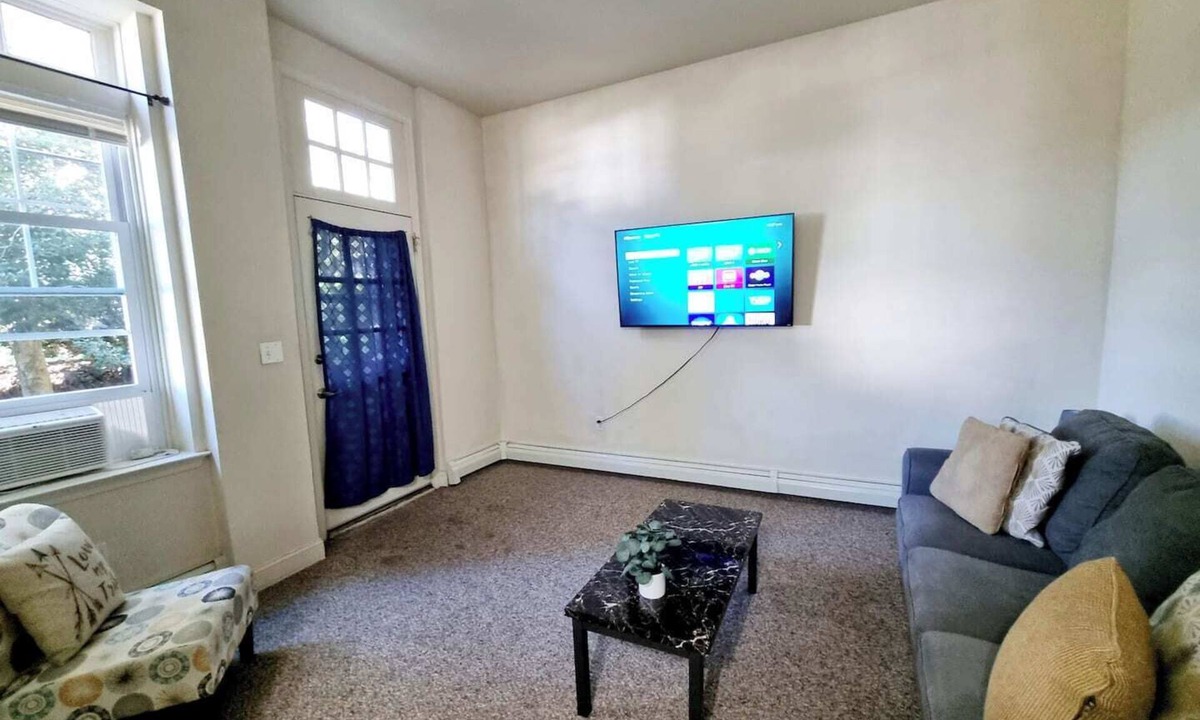Cheltenham Apartment | Lovely 2Br apt with Patio