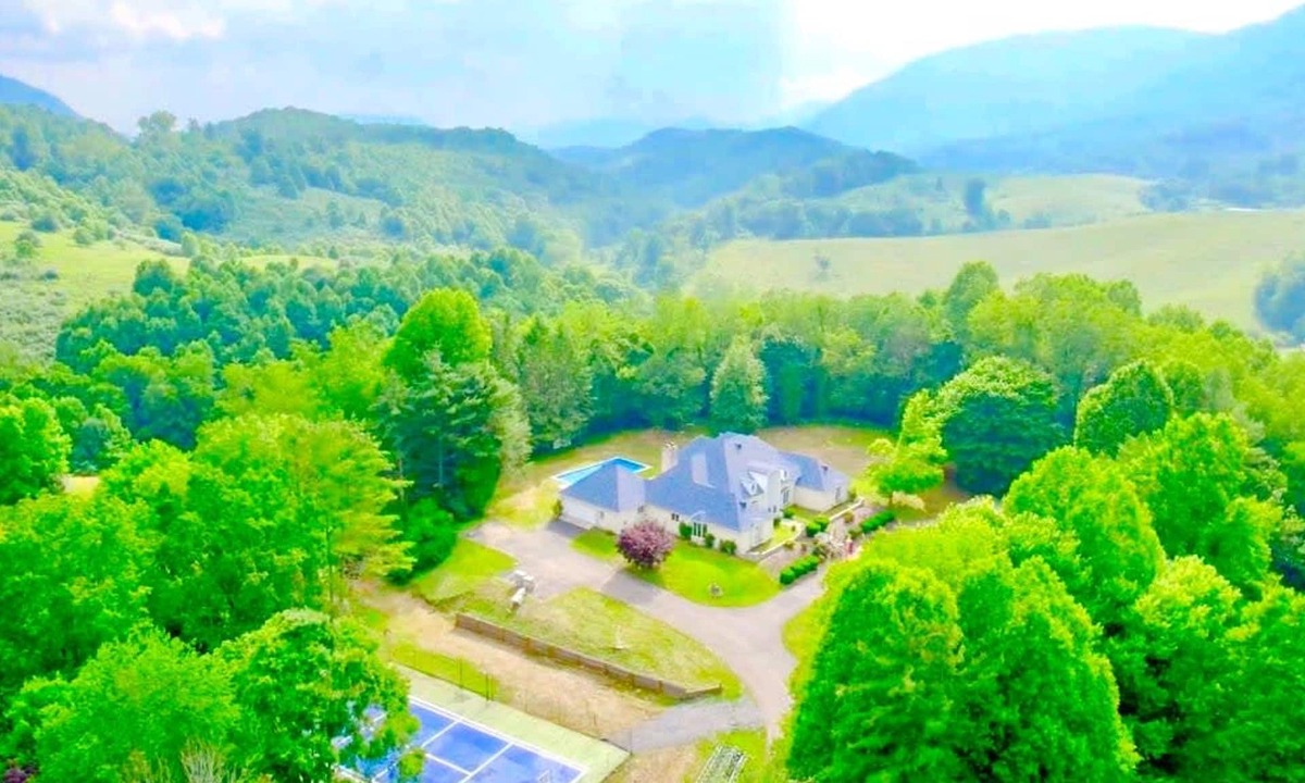 Andover House | Luxe Gated Mansion - Basketball Court Movie Theater Acreage