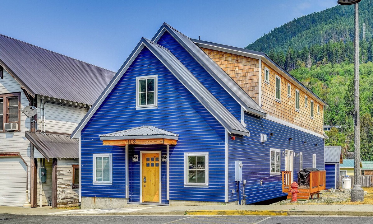 Skykomish Cabin | Luxe historic lodge w/spa in heart of Cascades