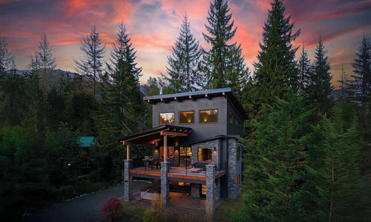 Glacier Ski Chalet | Luxe Summer Chalet with Hot Tub,Foosball,Mtn Views