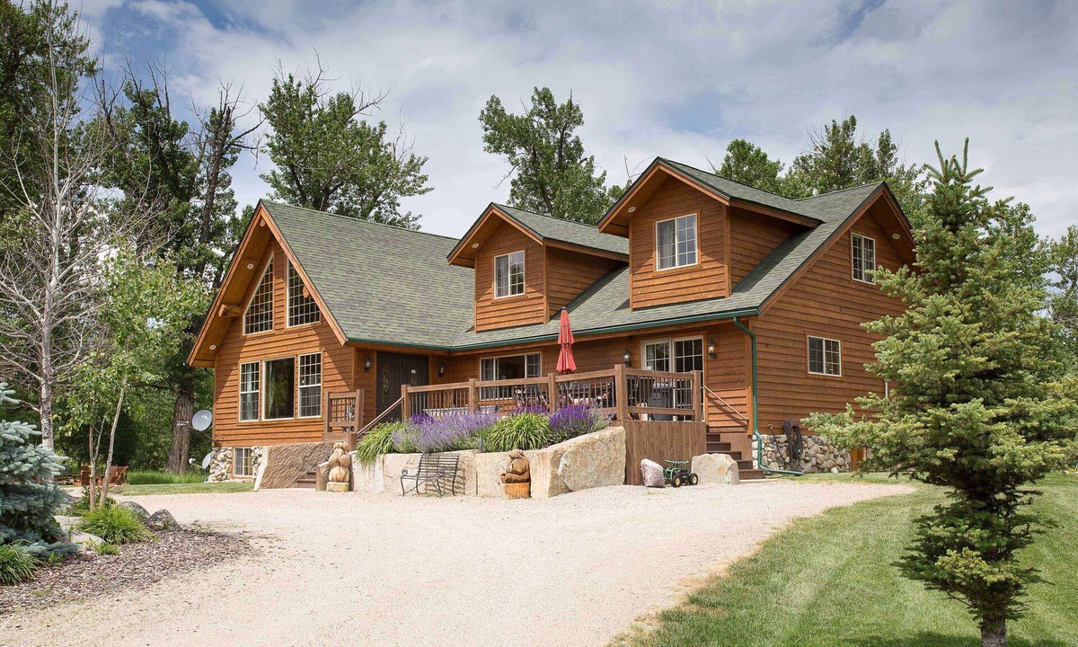 Absarokee Cabin | Luxury Riverfront Beartooth Mountain Lodge - Private Retreat! Visit Yellowstone