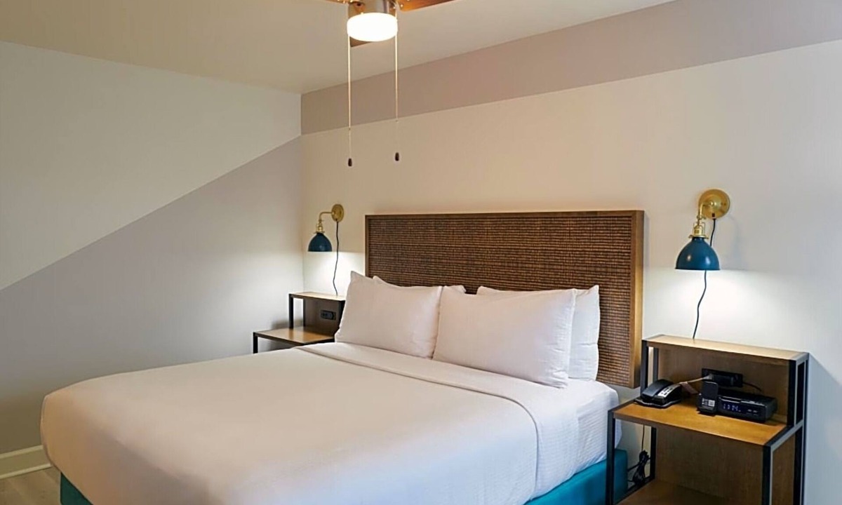 Downtown San Francisco Hotel | Modern Comfort & Heated Rooftop Pool in the Heart of San Francisco