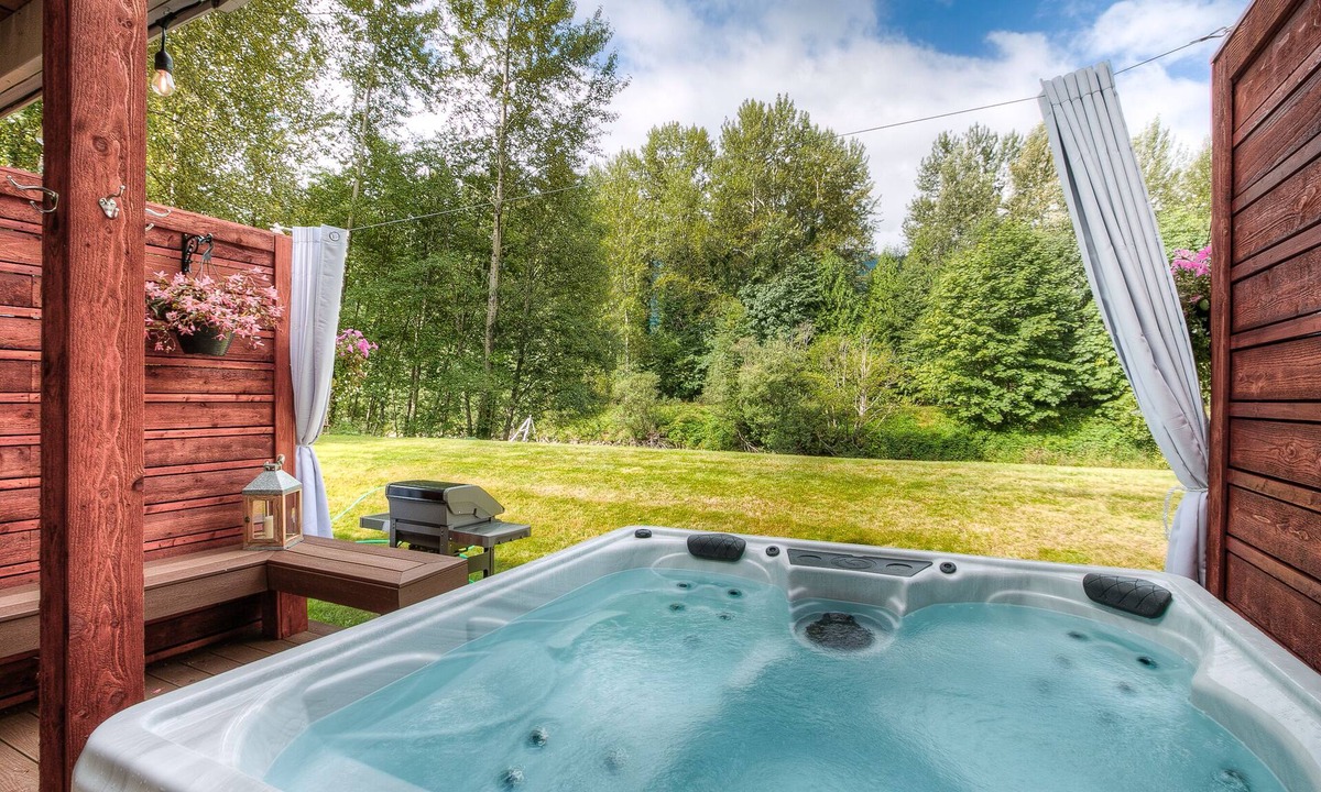 North Bend House | Moon River Suites 4 - on River, Private Hot Tub, Downtown NO FLOOD IMPACTS