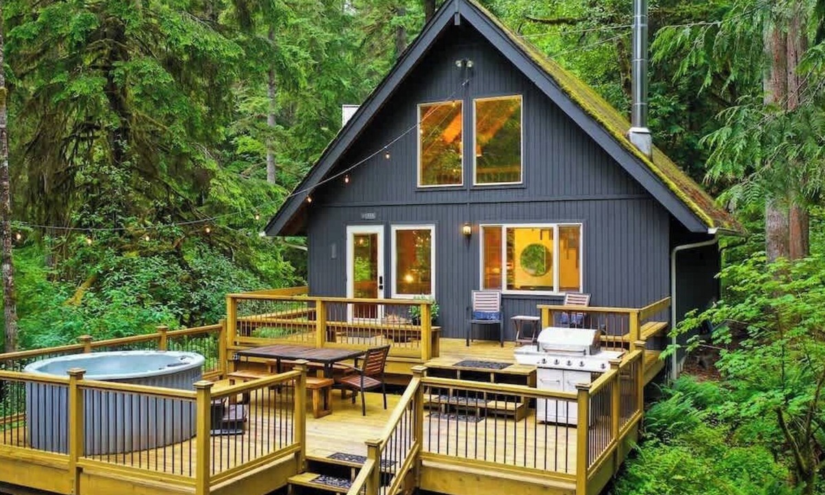 Glacier House | Mt Bakers Couples Cabin Escape-Hot Tub & Romance