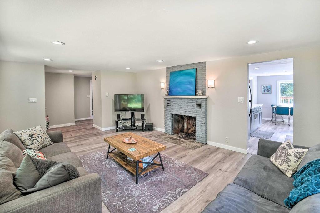 Baring House | Mtn-View Deck & Fire Pit: Modern Gold Bar Escape