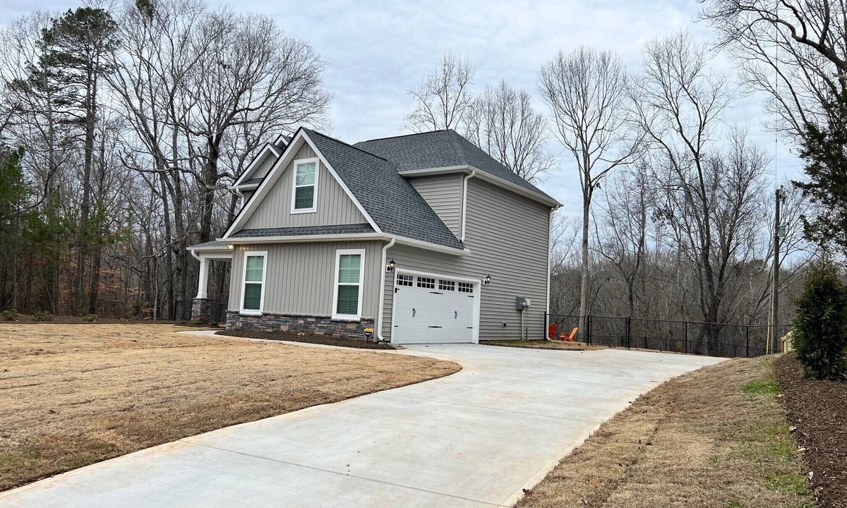 Seneca House | New! Charming New Modern 4/2.5 Home in Clemson SC - Just 5 minutes to Clemson U