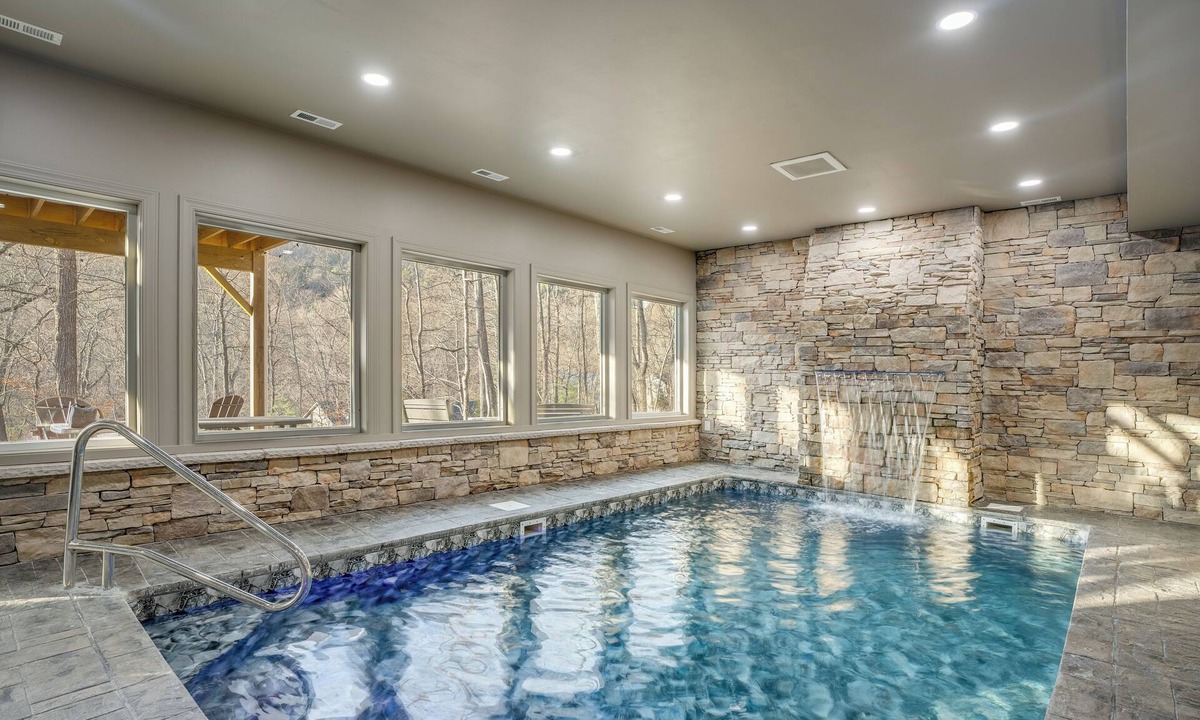 Massanutten House | NEW!Massanutten Home~INDOOR HEATED POOL~Theater~Hot tub~Family Friendly~Sleeps14