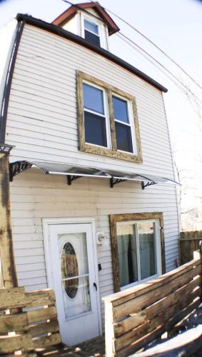 Marshall-Shadeland House | Newly Renovated 2-Bed near Downtown-North Shore
