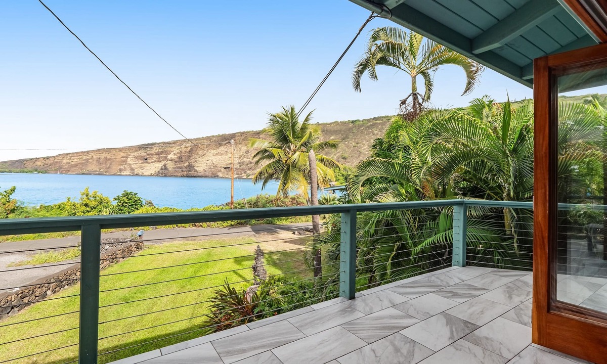 Honaunau-Napoopoo House | Oceanfront sanctuary with light-filled interior, lanai, W/D, & full kitchen
