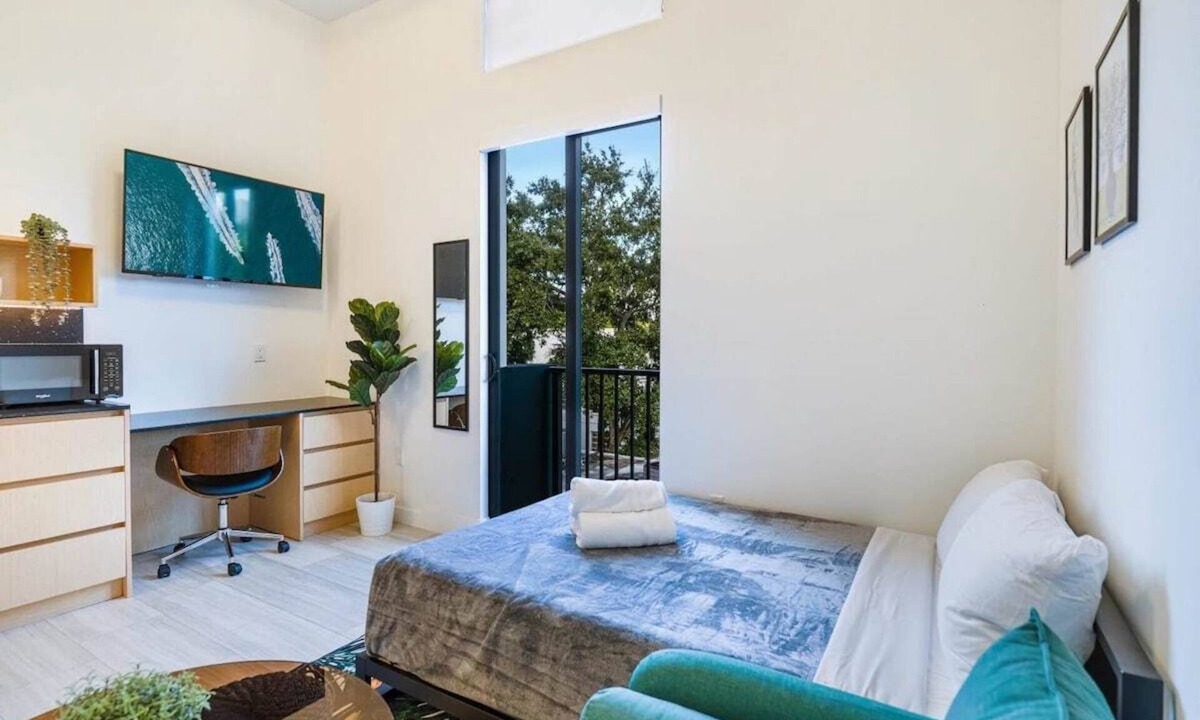 East Little Havana Apartment | Olive Studio | Balcony | Roof Deck, Garden