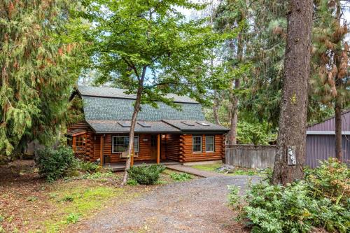 Hood River House | Pet-Friendly Baja Norte Home with Xbox and Board Game
