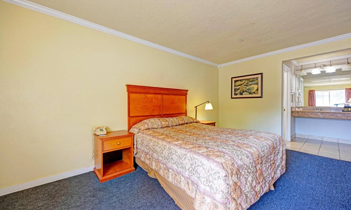 Stevenson Hotel | Pet-Friendly Riverside Stay w/Queen Bed – Affordable Find for Nature Seekers!