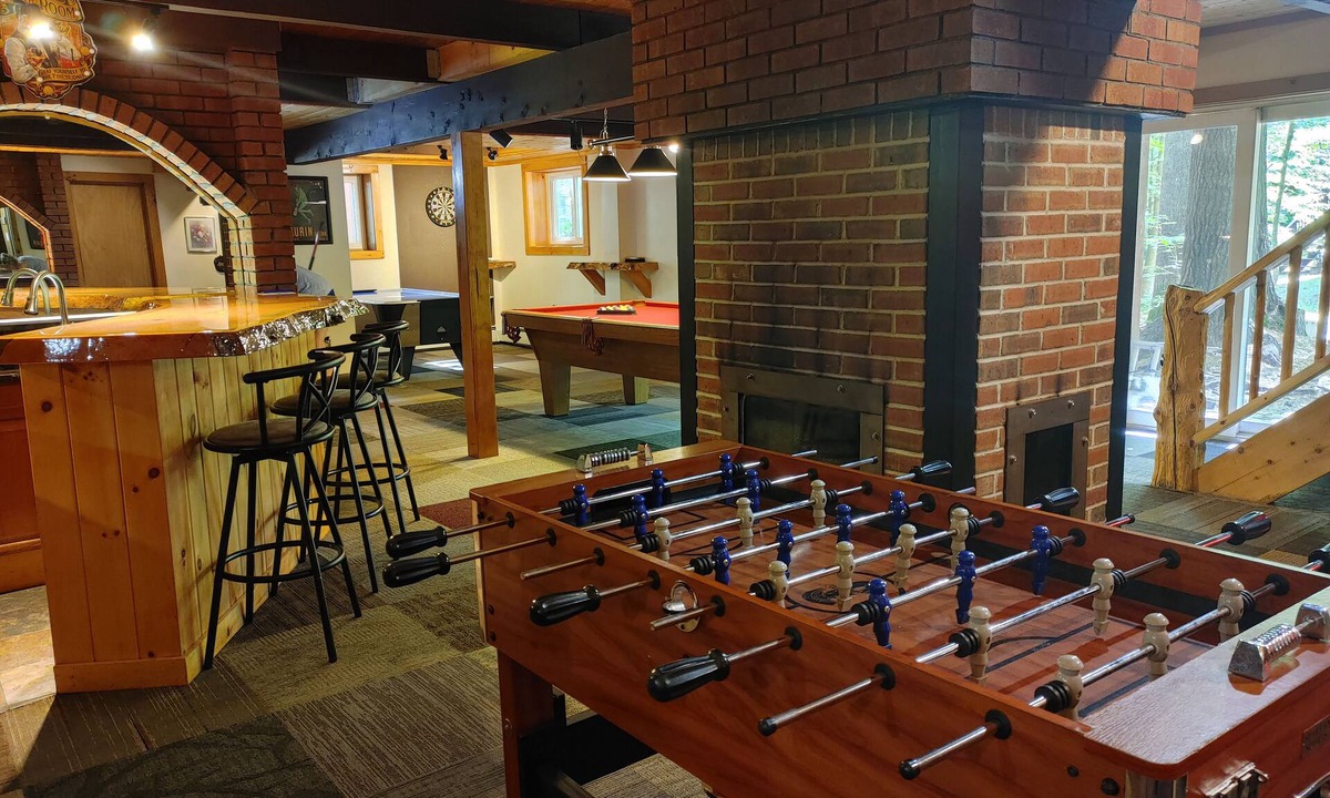 North Conway House | Pine Brook Lodge: pool table, AC, sauna, fireplaces, internet, bar, walk to town
