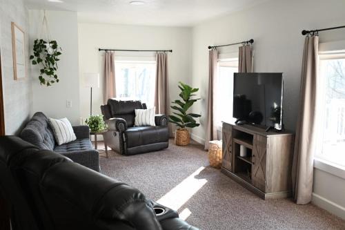 Dundee Villa | Pondside Abode