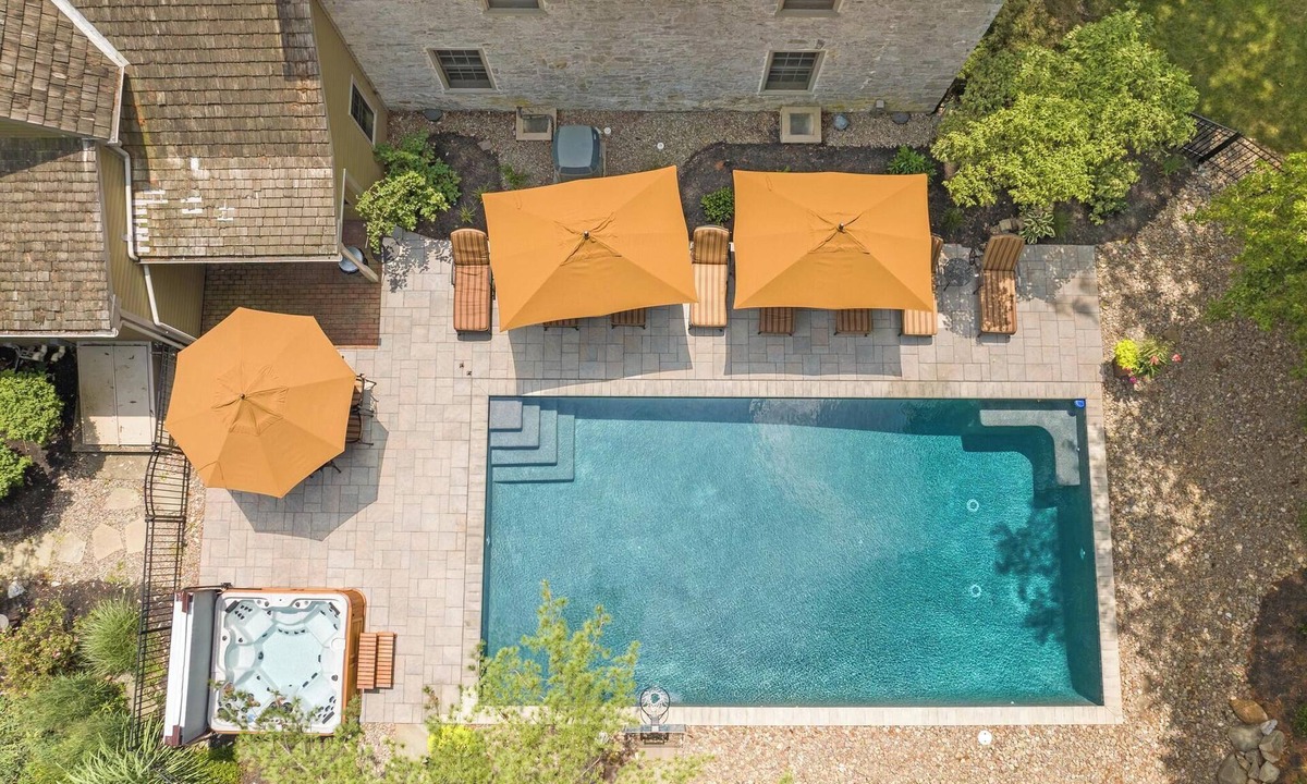 Mount Joy House | Pool HotTub Pickleball Golf Arcade Firepit Fishing