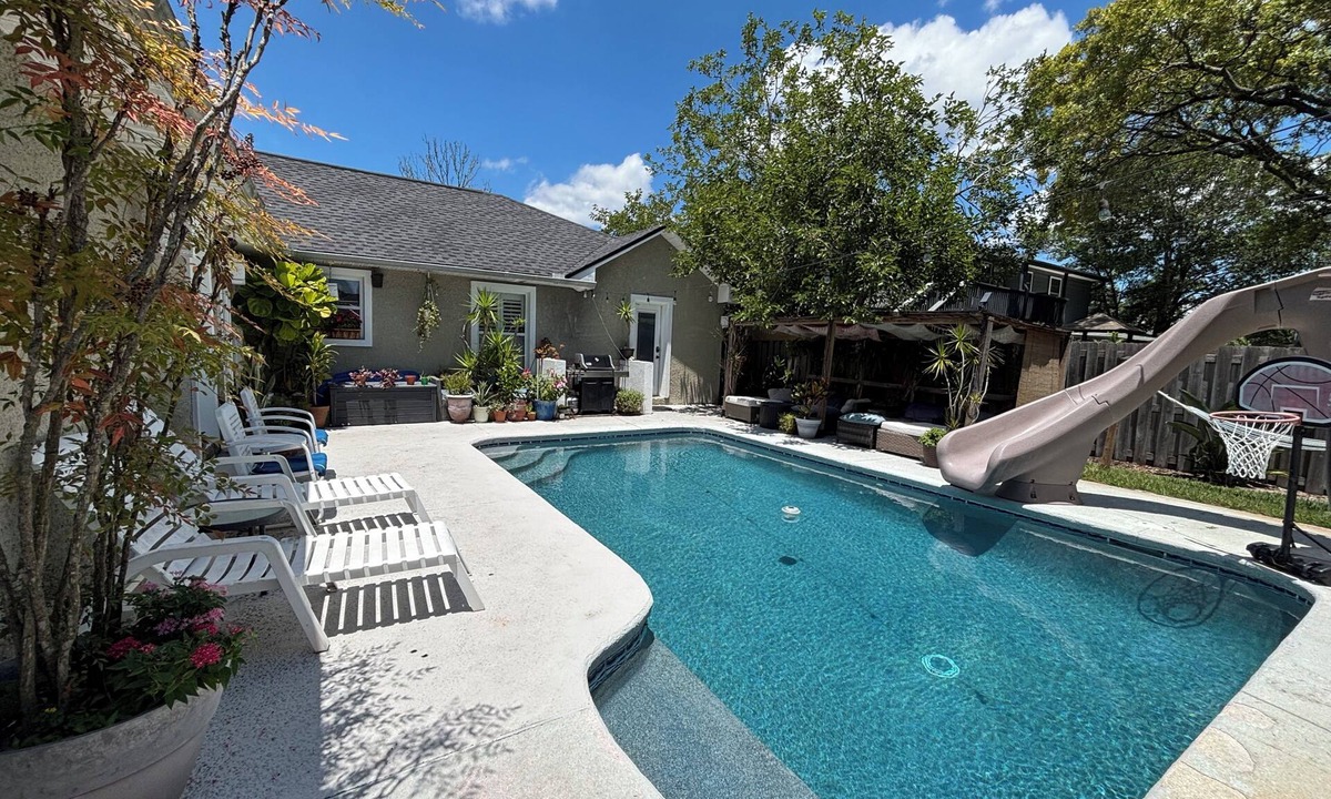 Jacksonville Beach House | Pool w/slide, low fees, free golf cart, pets welcome. 10 blocks beach-near Mayo.