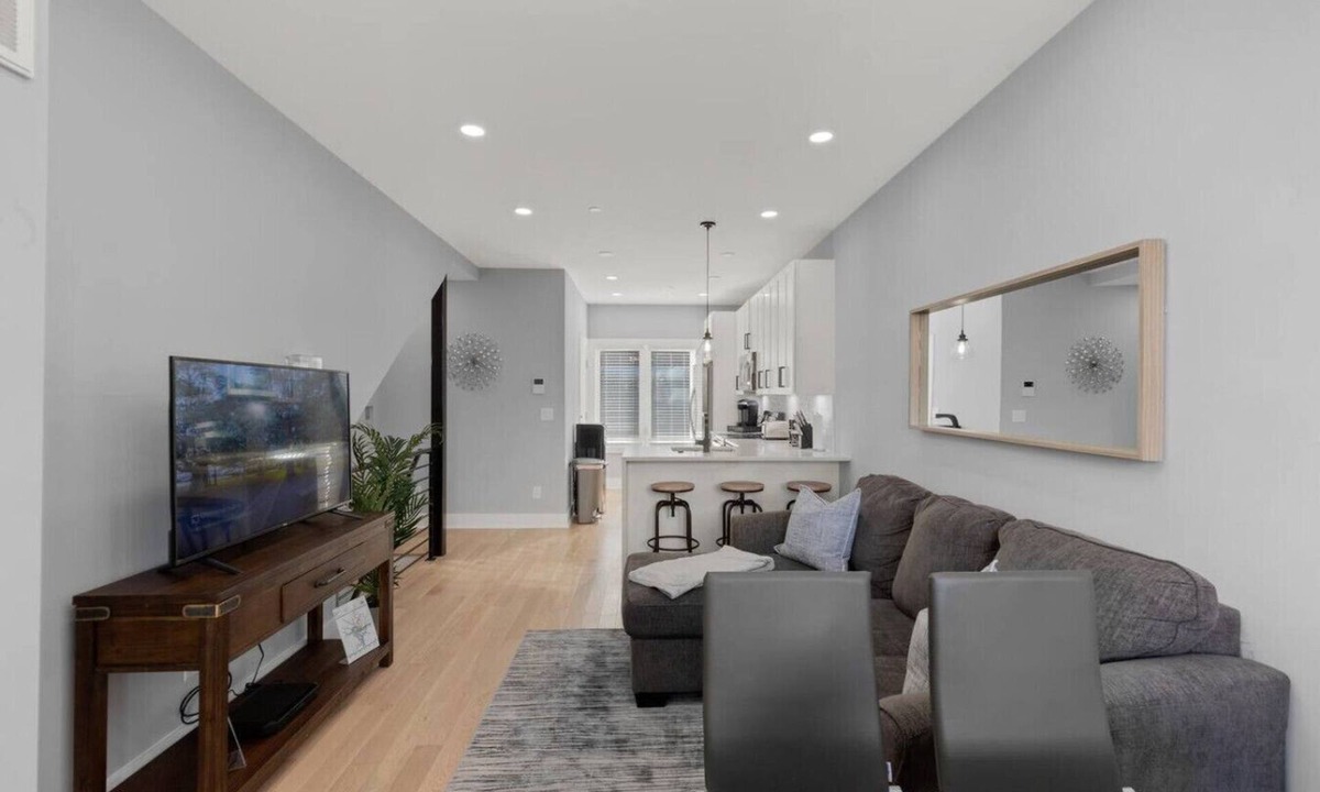 H Street Corridor Hotel | Prime Location+Steps from HStreet Corridor+Laundry