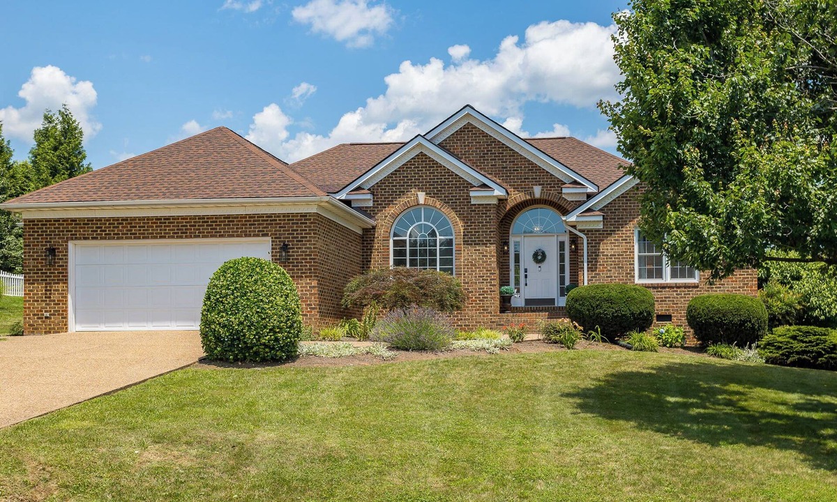 Keezletown House | Private & Spacious - Firepit - Fireplace - Near JMU & Massanutten - Sleeps 10