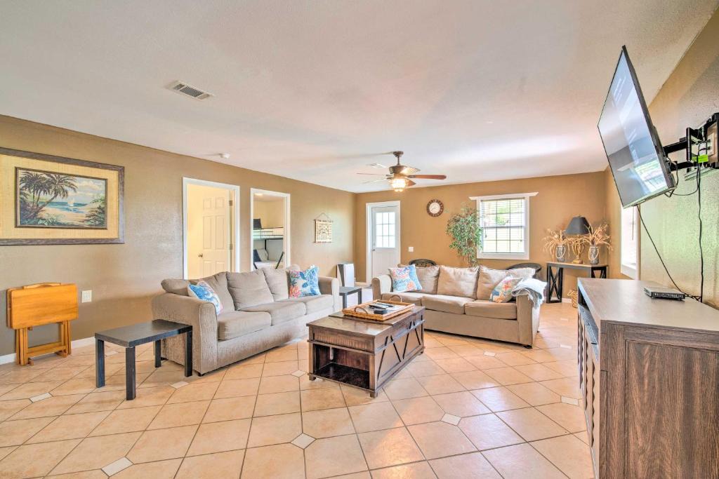 Steinhatchee House | Ranch-Style Gem Charcoal Grill, Kayak and Boat