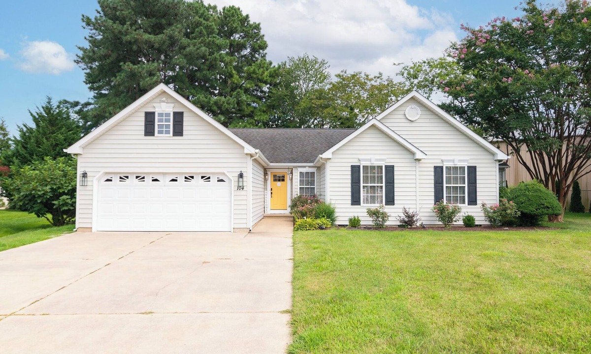Maplewood House | Ray of Sunshine-Dog Friendly, 4BR, furnished deck