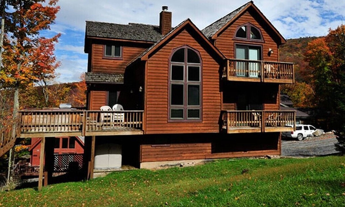 Northface House | Right beside Salamander Ski Trail! Excellent Hike/Bike Bookings Available!